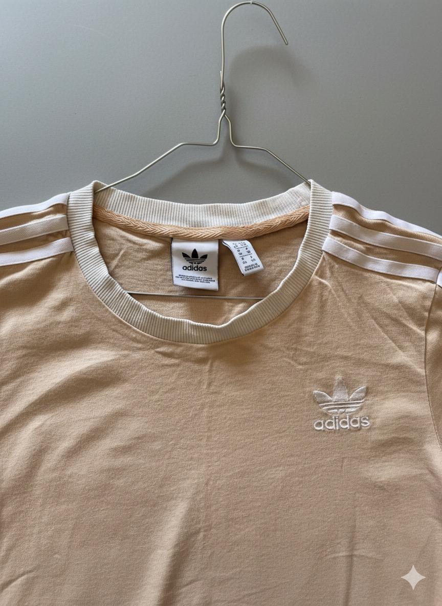 Adidas pink t-shirt 🌸